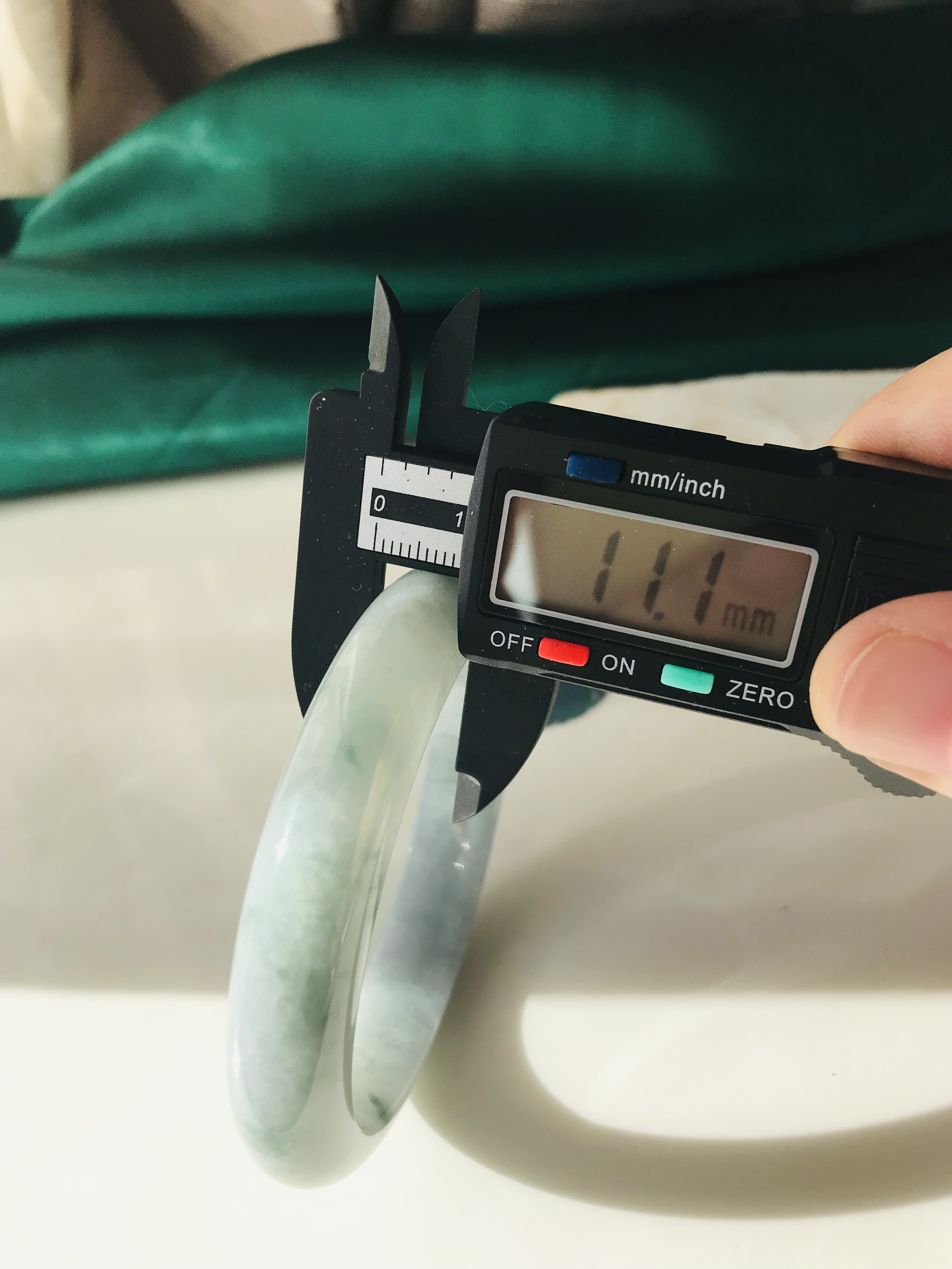 【B510-099】ジェイド　翡翠　ヒスイ　バングル　一点もの　希少　ミャンマー産　ホワイト　グリーン　石花　半円型