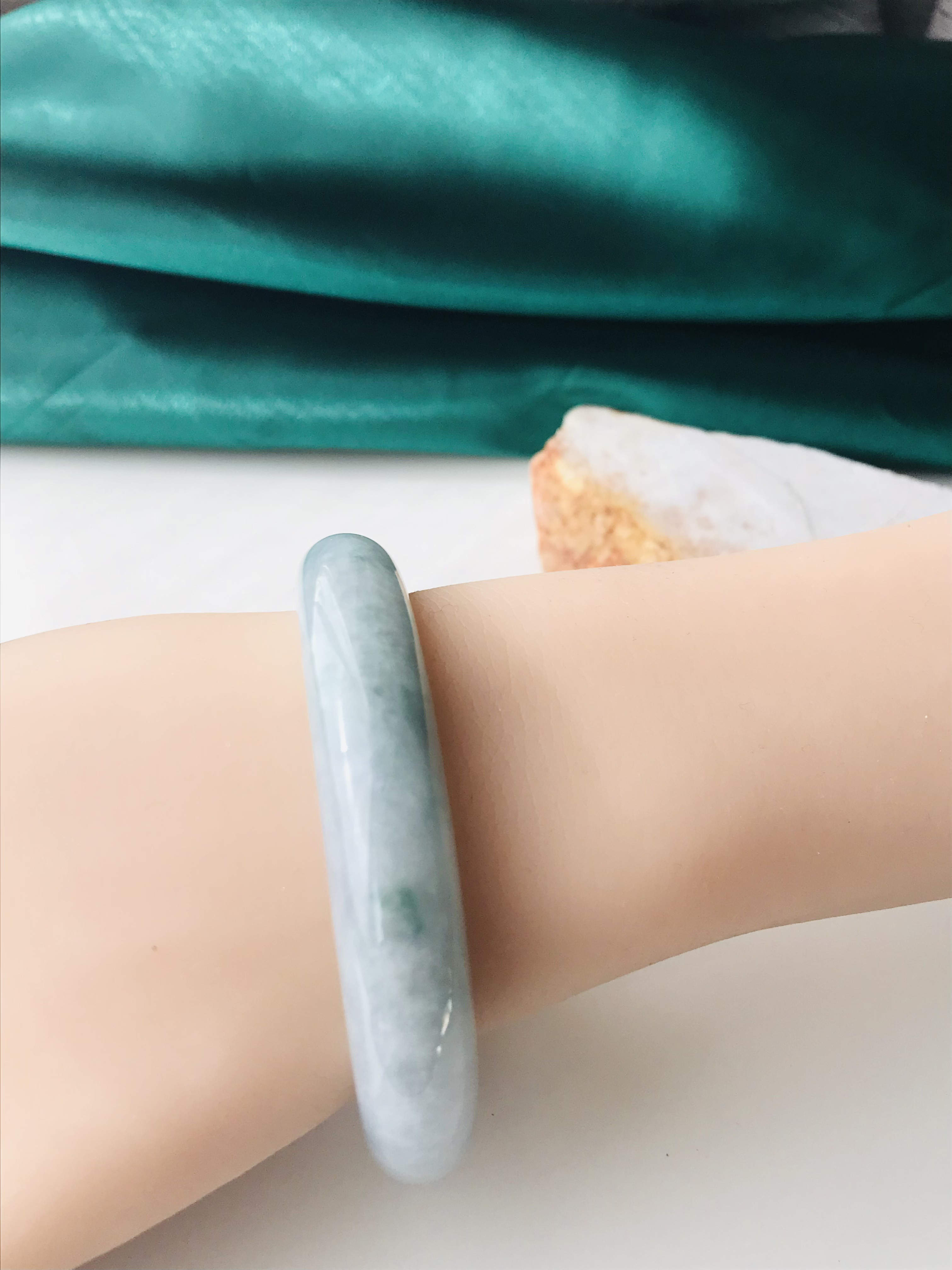 【B510-099】ジェイド　翡翠　ヒスイ　バングル　一点もの　希少　ミャンマー産　ホワイト　グリーン　石花　半円型