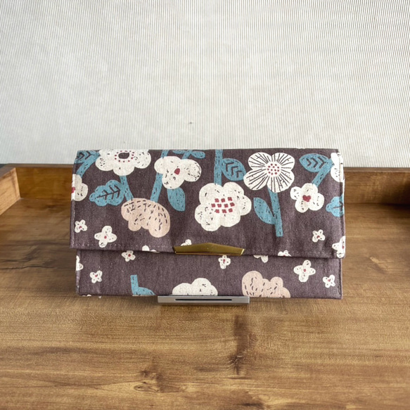 【creema限定】北欧系チョコブラウンの花柄マルチポーチ・春財布 1枚目の画像