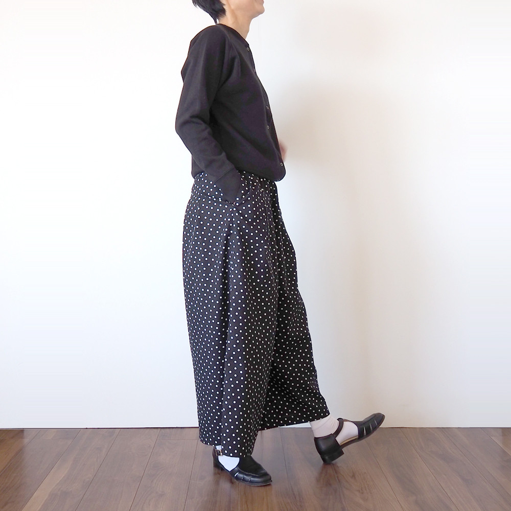 ワイドパンツ　コットンレーヨン　(ドット柄）