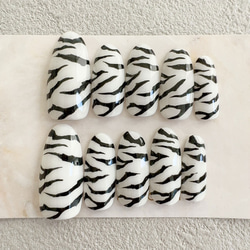 ゼブラ柄 ロングネイルチップ シマウマ 動物 アニマル 白黒 長い 長め とんがり ホワイト ブラック コスプレ 仮装 1枚目の画像