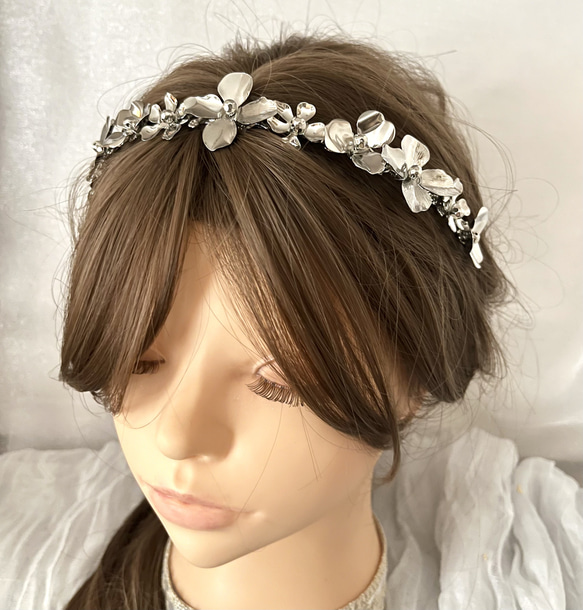 《送料無料》カチューシャ⌘シルバーフラワー⌘髪飾り 成人式 卒業式 結婚式 シンプル 5枚目の画像