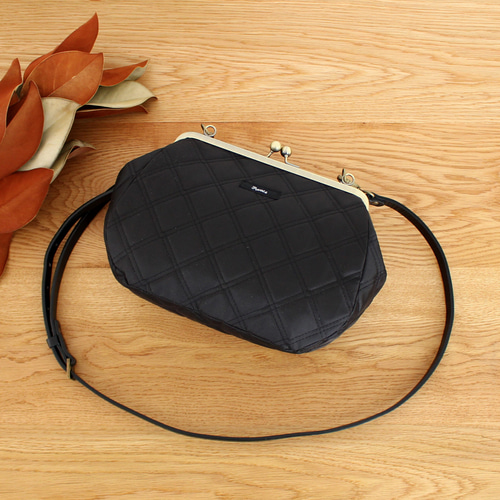 がま口ショルダーバッグ：キルティング（ブラック）撥水加工