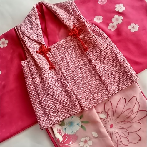 高価値 赤ちゃん着物セット（正絹着物と正絹総絞りの被布）帯つき お食い初め用品