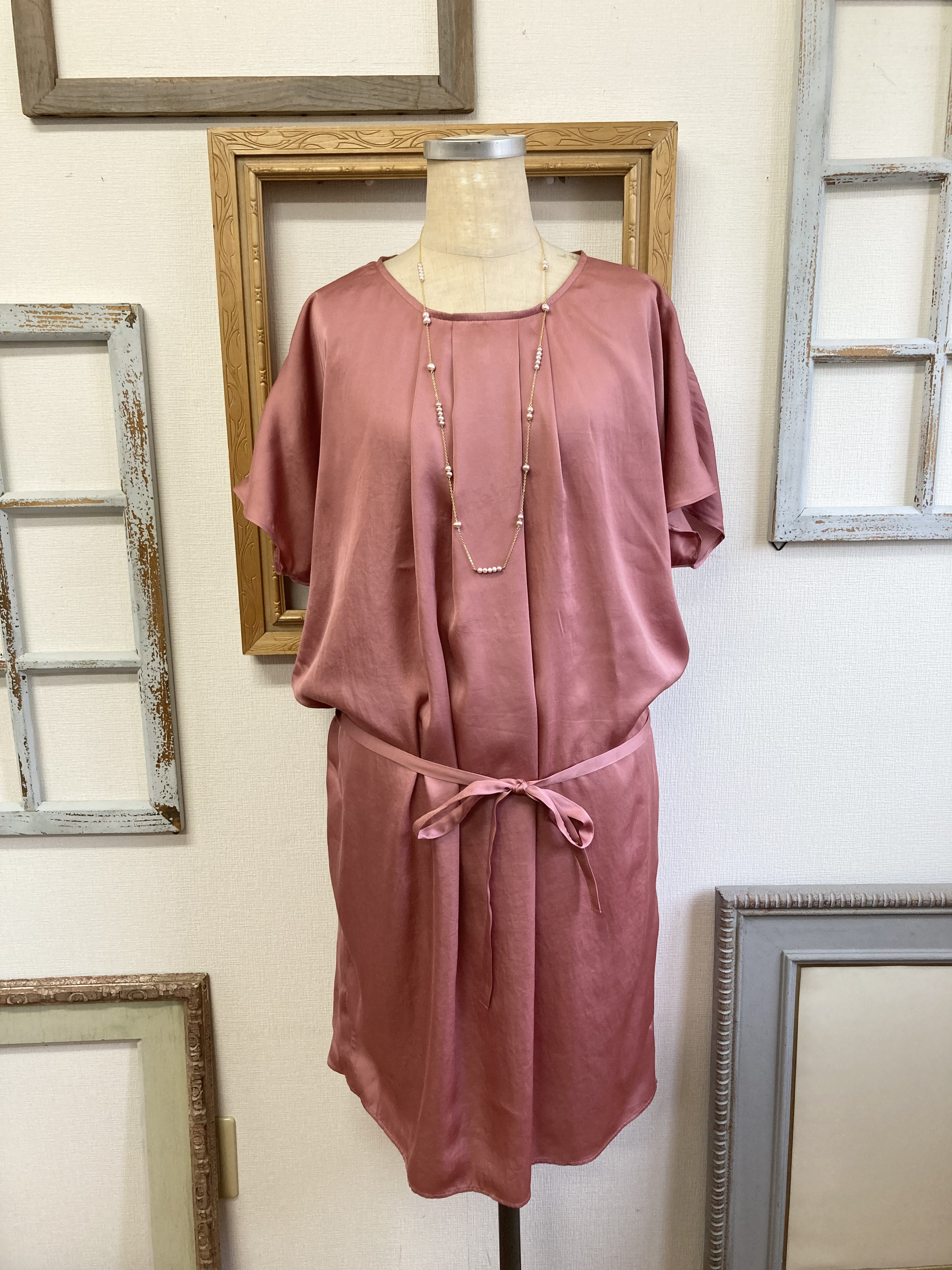 セール価格大人ワンピース❤️前タックのサテン素材ウエストリボン付きワンピース　ピンク（サイズフリー L〜L L）