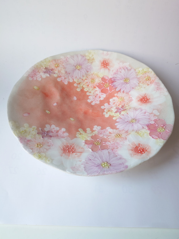 工房ゆずりはパスタ皿 繊細な絵付けの花柄がいかにも工房