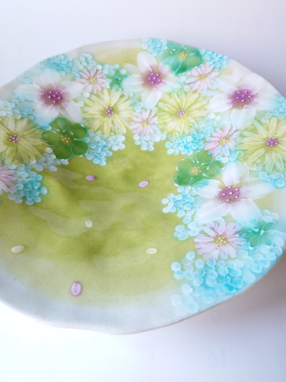 母の日Creema陶器市2024工房ゆずりは　パスタ皿　涼しげで優しいグリーに繊細な花柄がとても綺麗　彩小花紋　 1枚目の画像