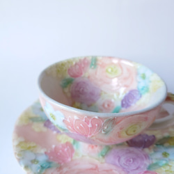 Creema陶器市202工房ゆずりは   カップ&ソーサー　 ピン系のデフォルメされた薔薇がとても繊細　 色彩優花 6枚目の画像