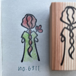 スタンプ　No. 6311後ろ姿のお花を持った三つ編み女の子 1枚目の画像
