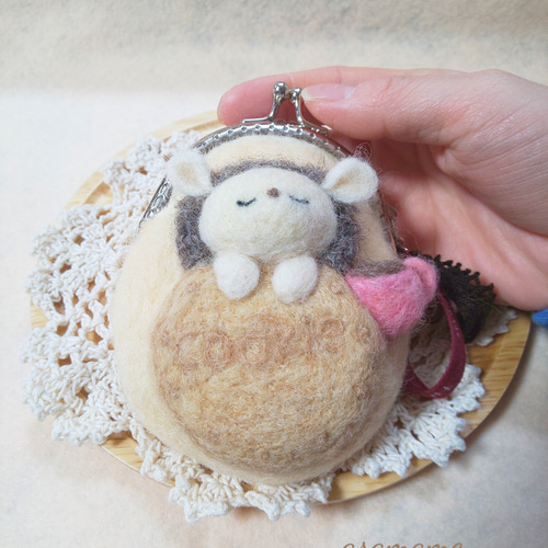 ビスケットお布団でおやすみ ハリネズミさん がま口 羊毛フェルト 