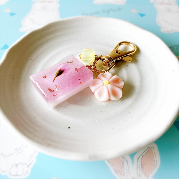 桜の塩漬け羊羹の和菓子キーホルダー フェイクスイーツ 樹脂粘土 レジン 1枚目の画像