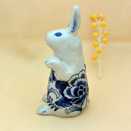 招きうさぎ 陶器の絵付 左手あげ（C) ブルーの植物柄 干支・卯 ウサギ