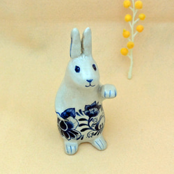 招きうさぎ　陶器の絵付 左手あげ（C)　ブルーの植物柄　干支・卯　ウサギ　招き猫　縁起物　手作り陶器・陶芸 5枚目の画像