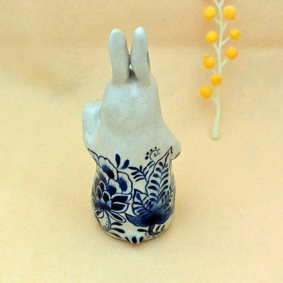 招きうさぎ　陶器の絵付 左手あげ（C)　ブルーの植物柄　干支・卯　ウサギ　招き猫　縁起物　手作り陶器・陶芸 3枚目の画像