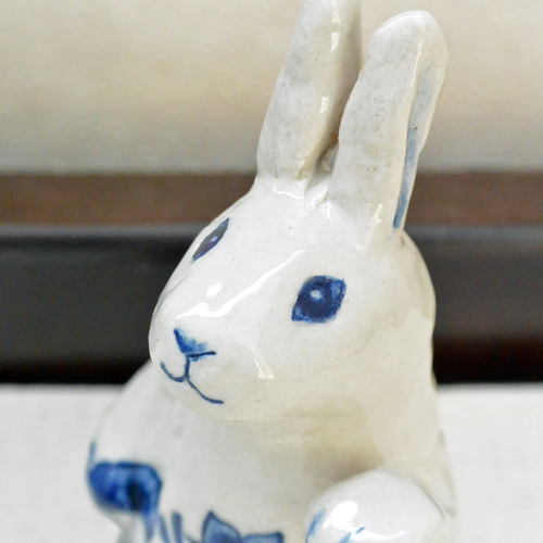 招きうさぎ 陶器の絵付 左手あげ（C) ブルーの植物柄 干支・卯