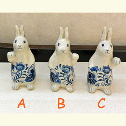招きうさぎ　陶器の絵付 左手あげ（C)　ブルーの植物柄　干支・卯　ウサギ　招き猫　縁起物　手作り陶器・陶芸 8枚目の画像