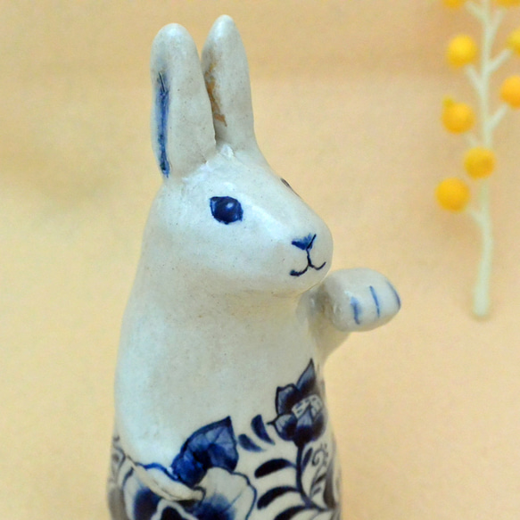招きうさぎ　陶器の絵付 左手あげ（C)　ブルーの植物柄　干支・卯　ウサギ　招き猫　縁起物　手作り陶器・陶芸 6枚目の画像
