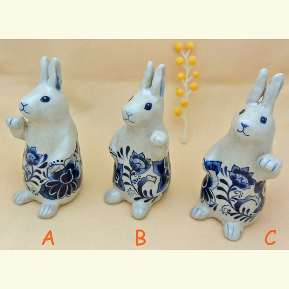 招きうさぎ　陶器の絵付 左手あげ（C)　ブルーの植物柄　干支・卯　ウサギ　招き猫　縁起物　手作り陶器・陶芸 10枚目の画像