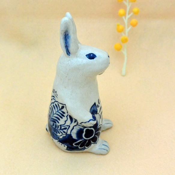 招きうさぎ　陶器の絵付 左手あげ（C)　ブルーの植物柄　干支・卯　ウサギ　招き猫　縁起物　手作り陶器・陶芸 2枚目の画像