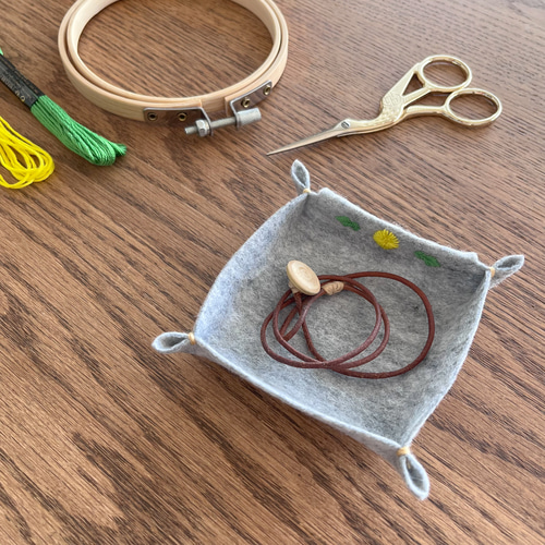 刺繍フェルトトレー｜小物が主役になれる♪たんぽぽが寄り添う
