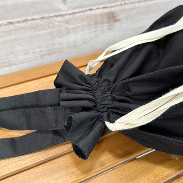 【特價限定】一點刺繡母貓剪影有機棉插角抽繩手提袋&lt;黑色&gt; 第5張的照片