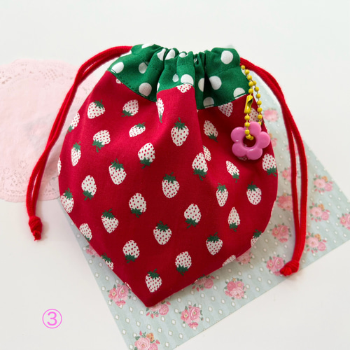 感謝価格　SALE いちご柄　人気　巾着袋　ハンドメイド　小物入れ ハンドメイド イチゴ柄 巾着袋 携帯充電器入れ - メルカリ