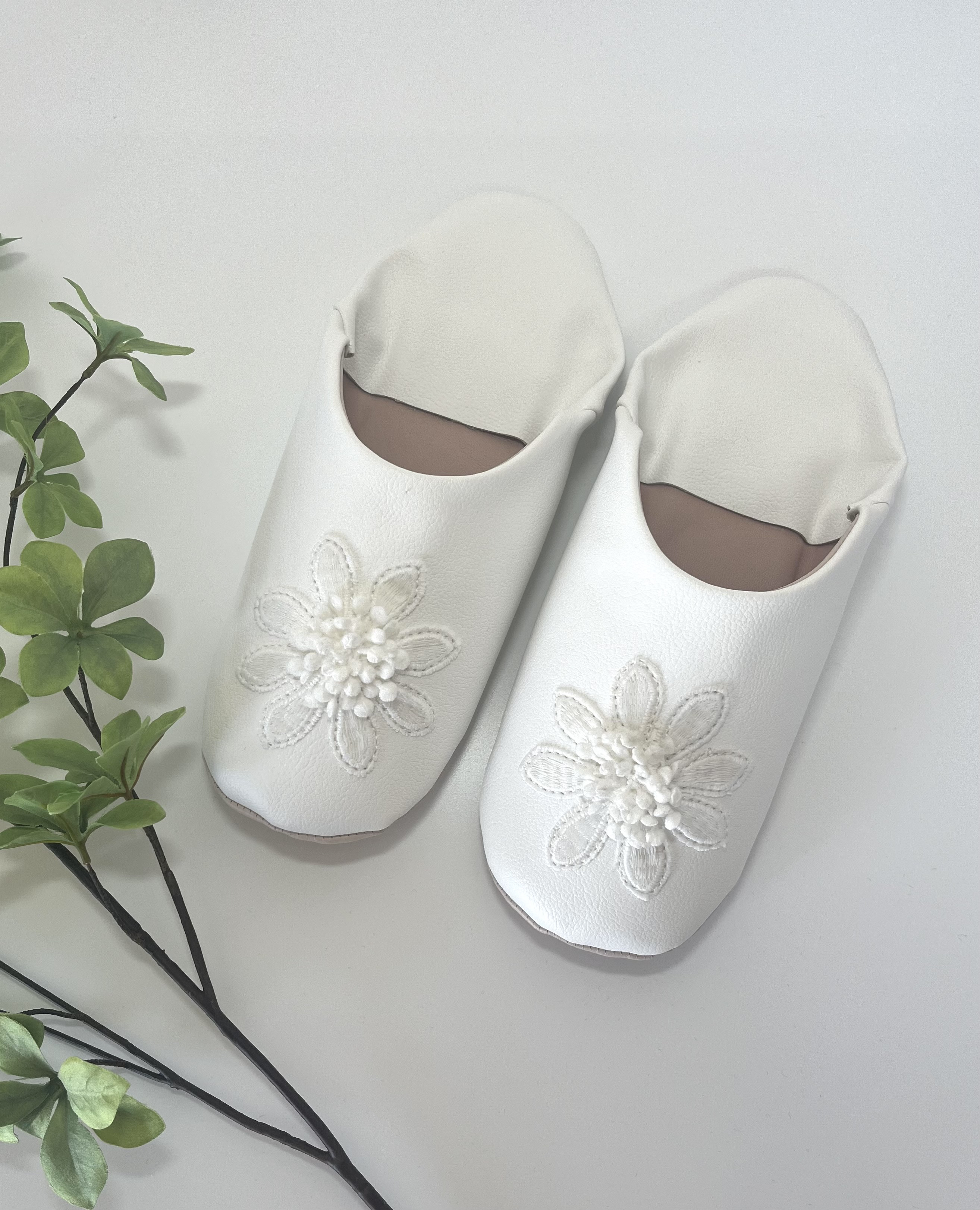 おとな可愛いバブーシュ　合成皮革使用　エコレザースリッパ　ホワイト　立体フラワーレース刺繍 No.7