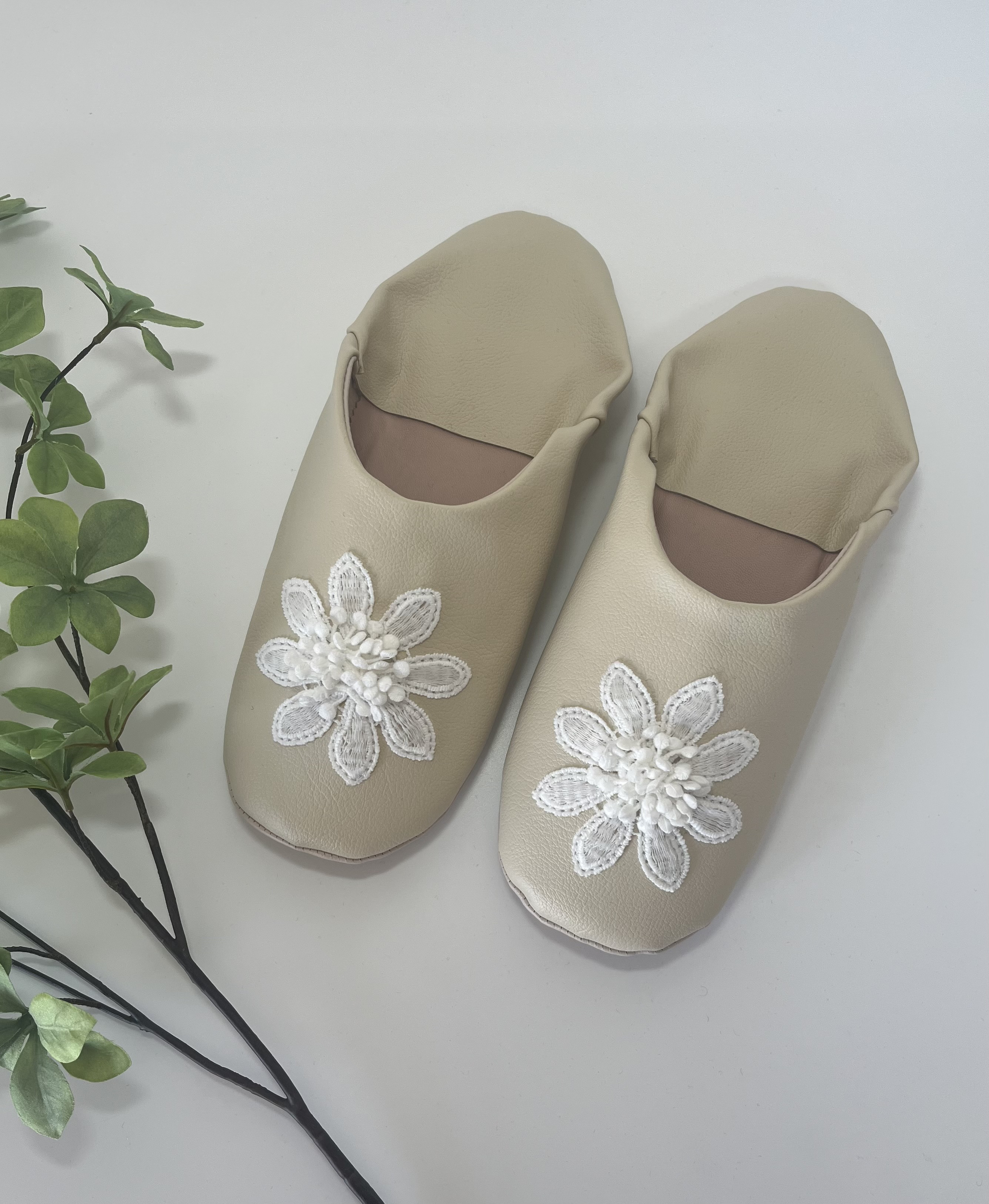 おとな可愛いバブーシュ　合成皮革使用　エコレザースリッパ　ベージュ　立体フラワーレース刺繍 No.8