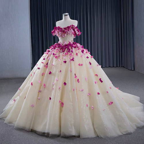 花が散りばめられた綺麗なドレス☆ シンデレラ〜100万円の輝き〜豪華な花びら花嫁衣装〜オフショルダー