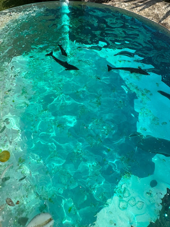 新作　ホワイトムーンビーチ イルカの親子 ガラスガラスサイドテーブル丸 〜SEA  table 5枚目の画像