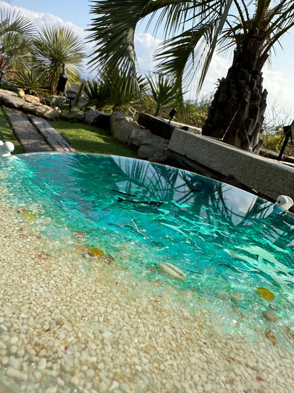 新作　ホワイトムーンビーチ イルカの親子 ガラスガラスサイドテーブル丸 〜SEA  table 3枚目の画像