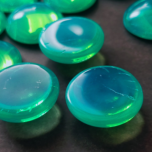 1個 18x18 ウランガラス カボション ミントグリーン オパール チェコ