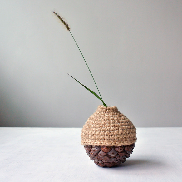 【丸い松ぼっくり編み花器】ドライフラワー/どんぐり/天然素材 2枚目の画像
