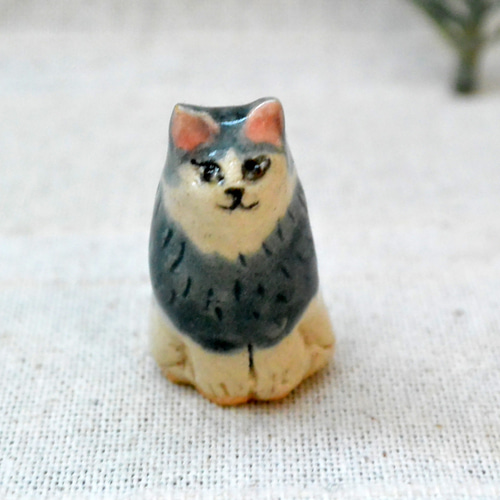 小さなネコの置き物『1個』 お座り猫 茶色・ベージュ・グレー