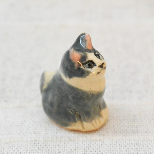 小さなネコの置き物『1個』 お座り猫 茶色・ベージュ・グレー