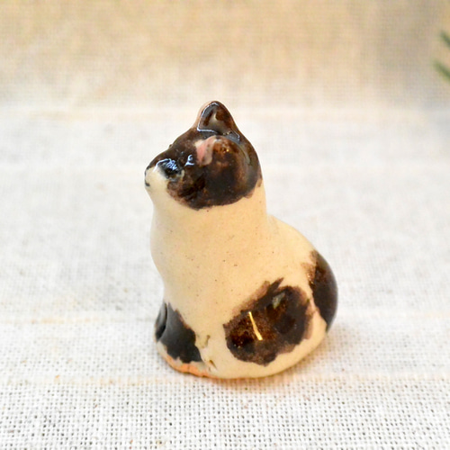 小さなネコの置き物『1個』 お座り猫 茶色・ベージュ・グレー 手作り