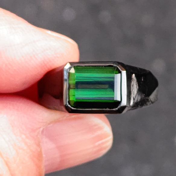 グリーントルマリン　2.5ct　ステップカット　ブラック印台　シルバーSV925リング 1枚目の画像