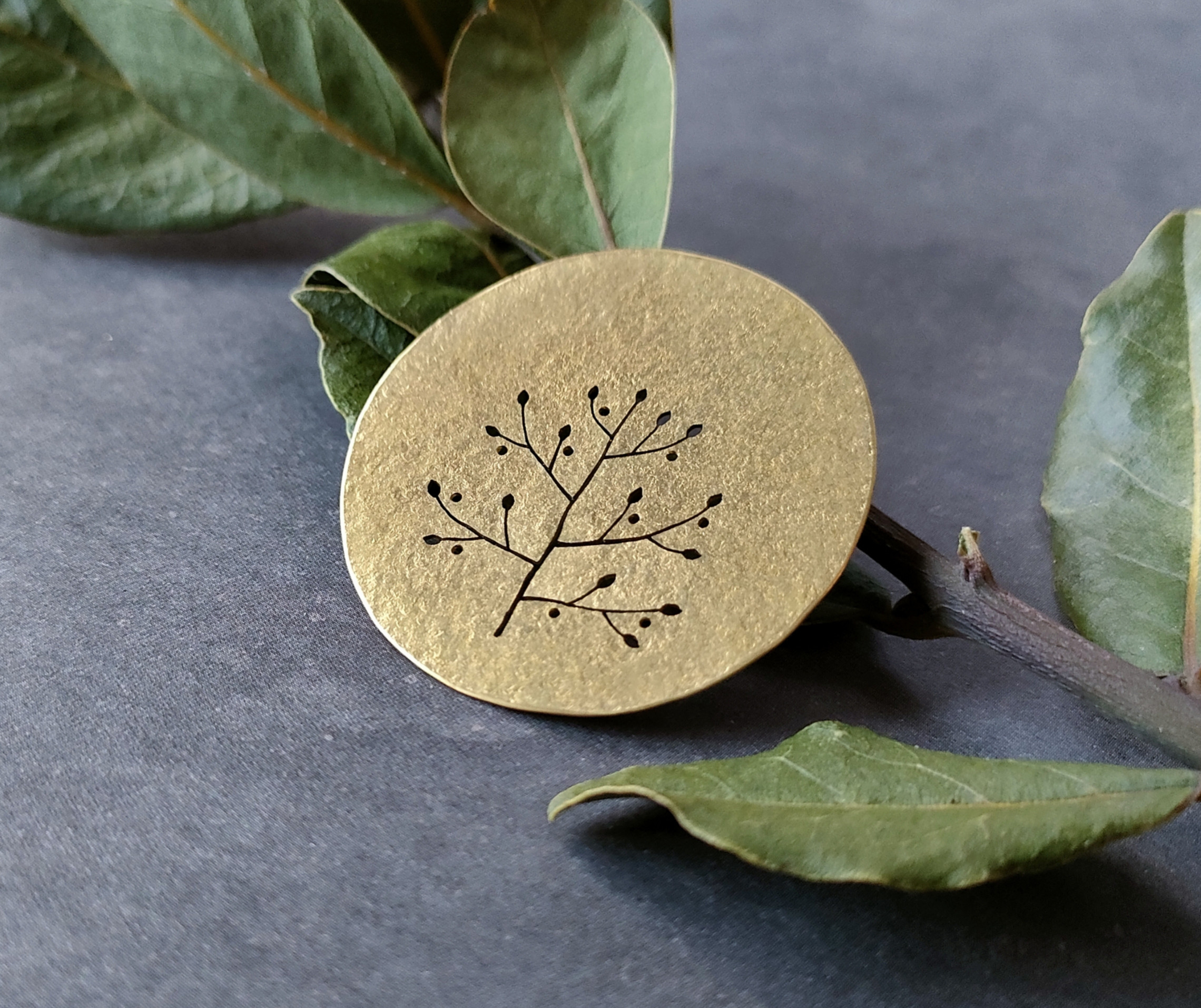 木の透かし真鍮ブローチ no,2