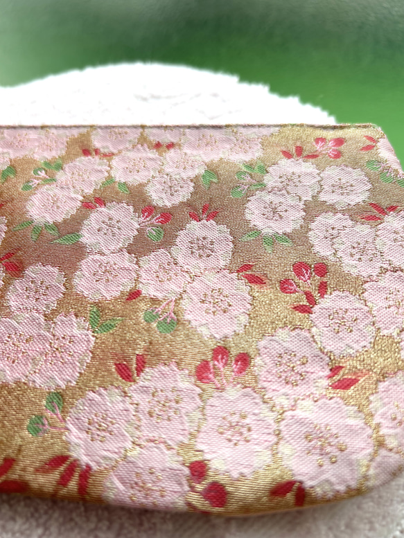 金襴　ポーチ　20㌢　末広　ピンクと淡い橙２柄　八重桜と四季の花　バッグインバッグ　懐紙　通帳　324 4枚目の画像