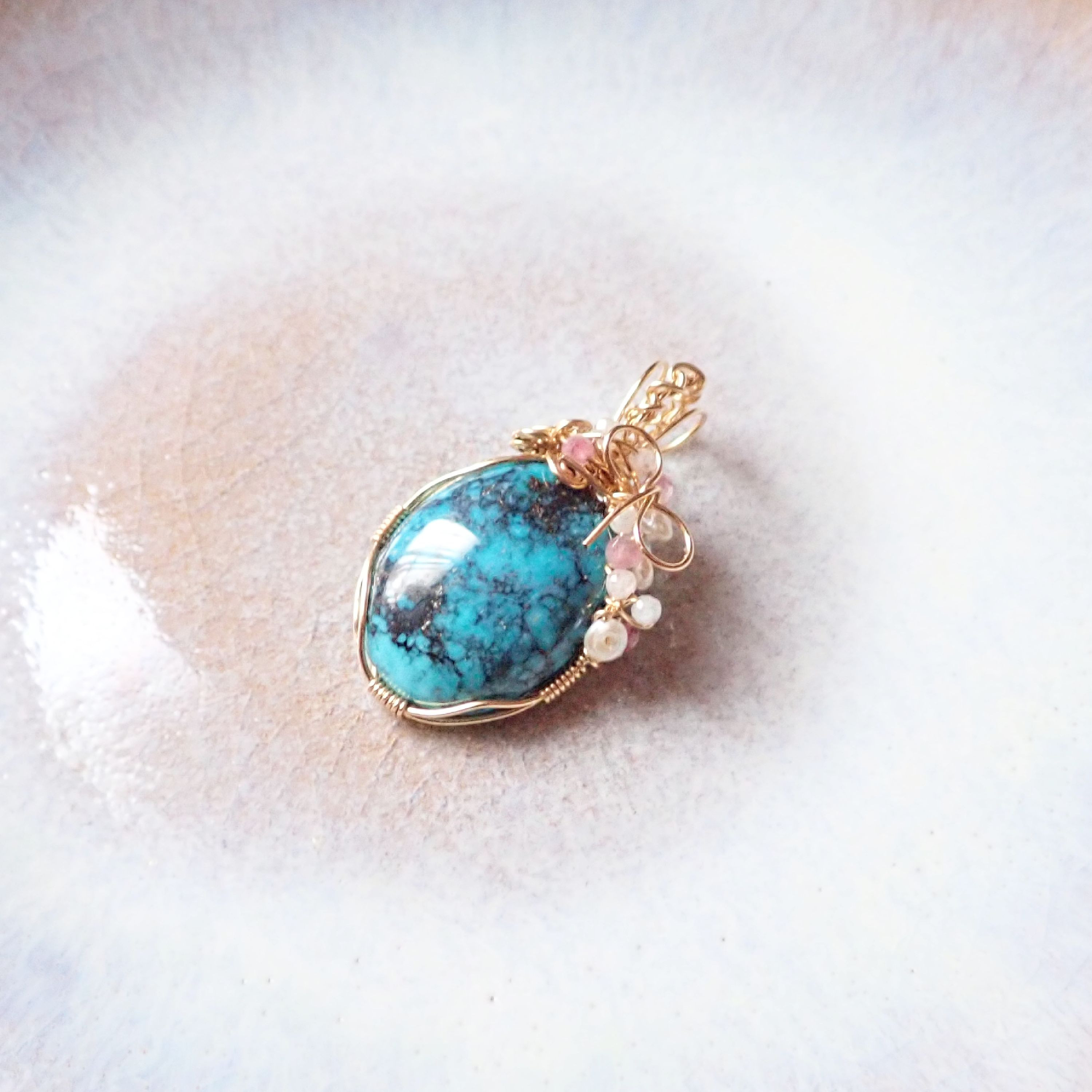 ターコイズとリボンのペンダントトップ