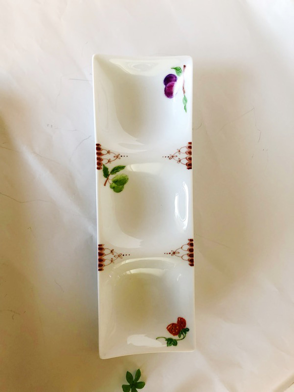 フルーツと淵飾りの３品盛りプレート/プルーン・洋ナシ・イチゴ 1枚目の画像