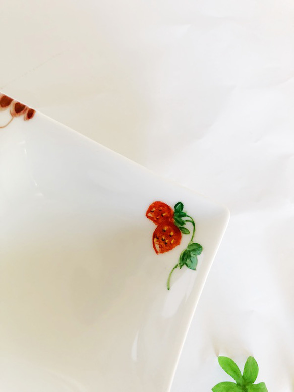 フルーツと淵飾りの３品盛りプレート/プルーン・洋ナシ・イチゴ 3枚目の画像
