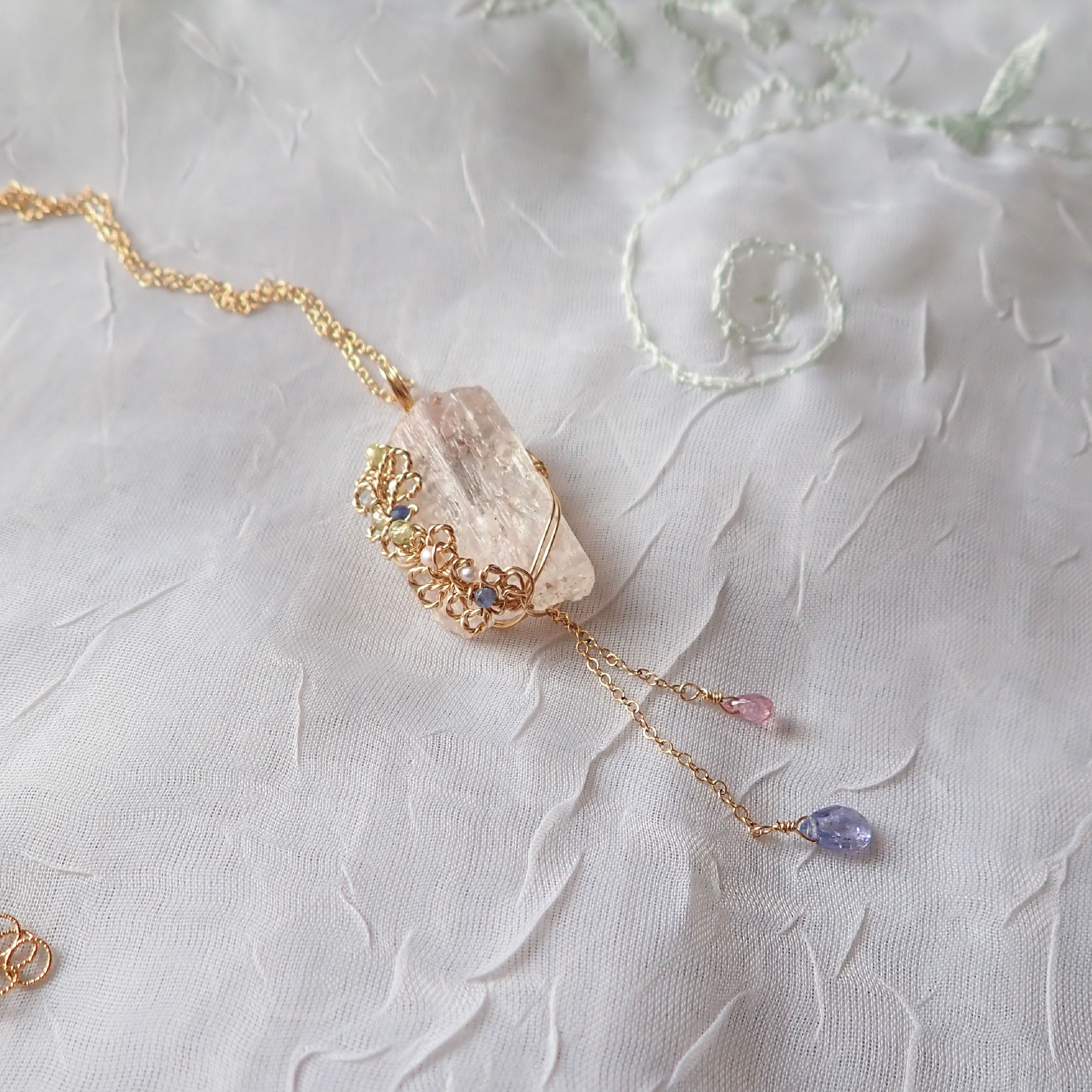 クンツァイト原石のペンダントトップ