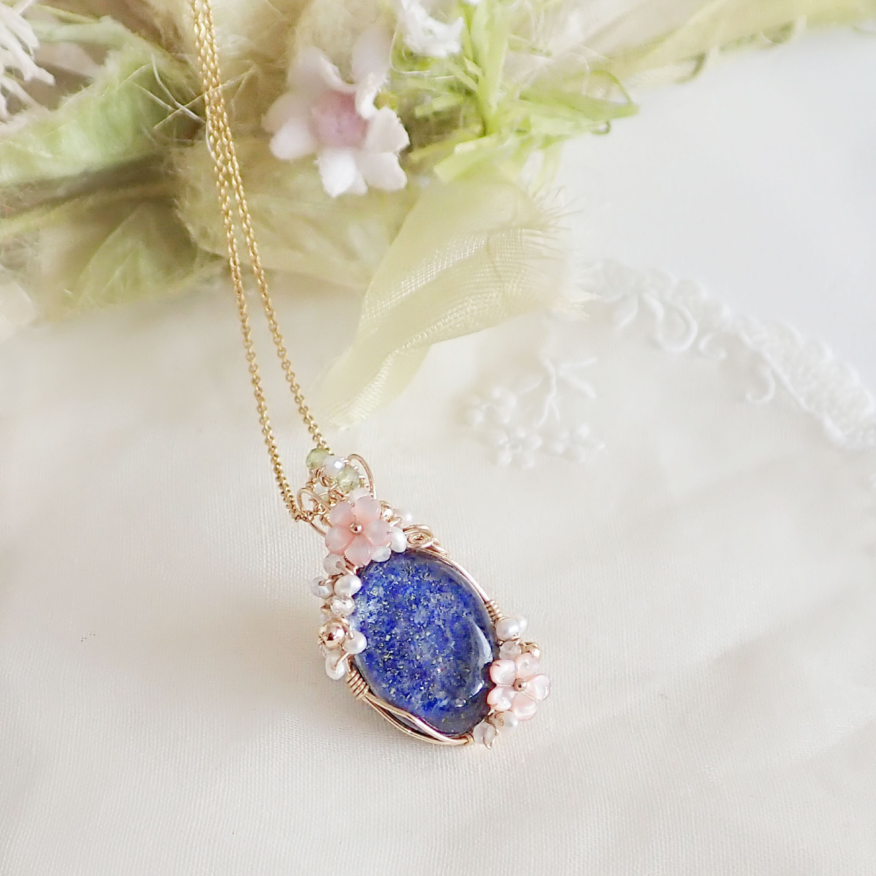 ラピスラズリとお花のペンダントトップ