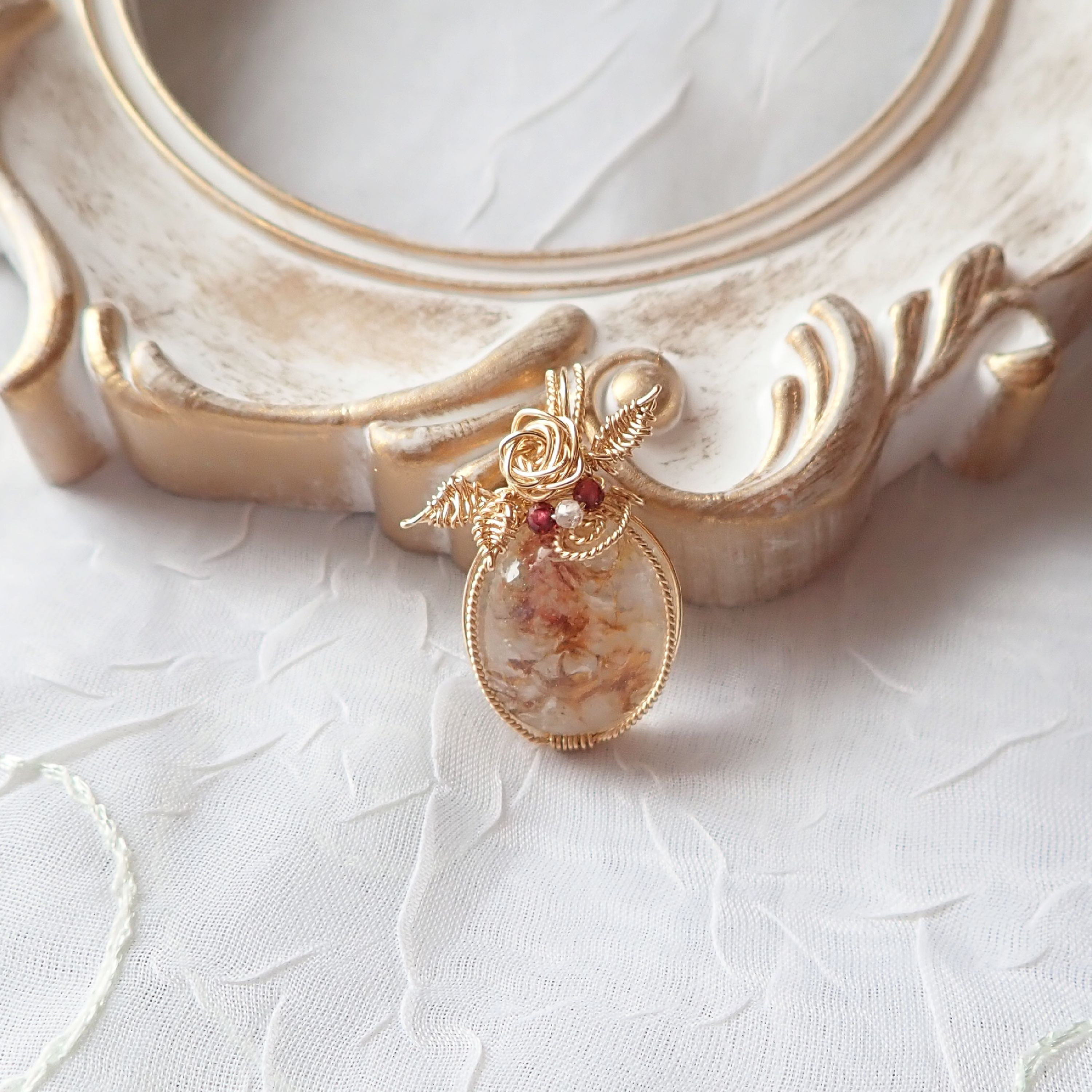 ガーデンクォーツと薔薇のペンダントトップ