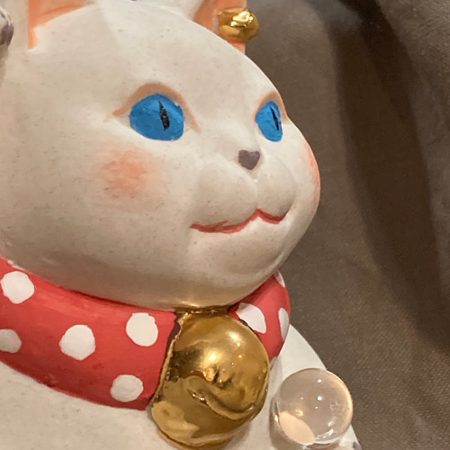 水晶玉を持つ招き猫。 招き猫 水陶 通販 17286801｜Creema(クリーマ)