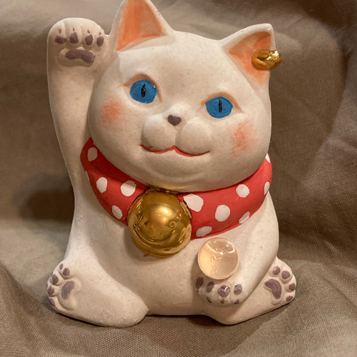 水晶玉を持つ招き猫。 招き猫 水陶 通販 17286801｜Creema(クリーマ