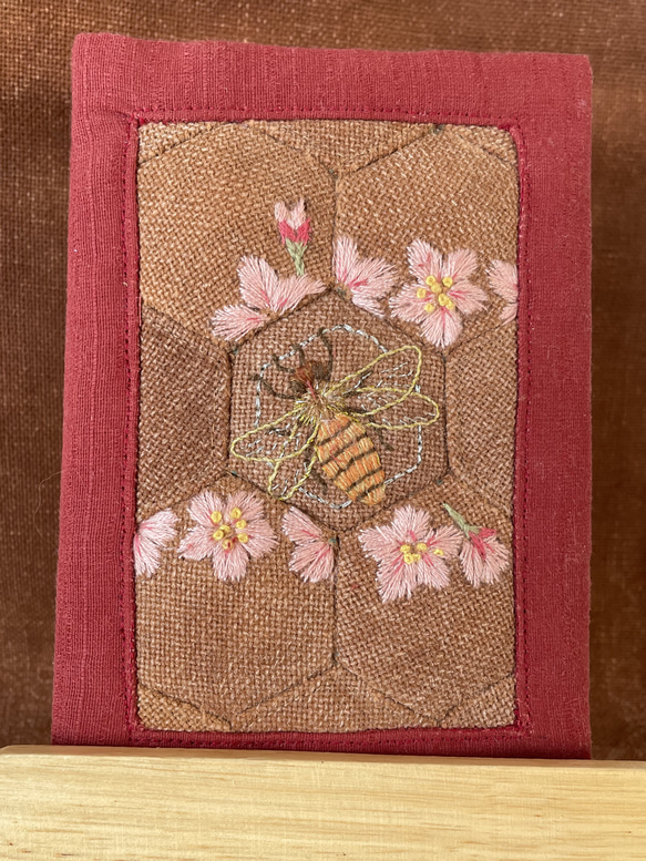 【特別送料無料！】 手帳 刺繍御朱印帳】蜂と櫻 御饌津神 17287501｜Creema 通販 ノート・メモ帳