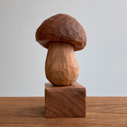 木彫り きのこ 置物 オブジェ（木材：山桜）（No.T1026） 2枚目の画像