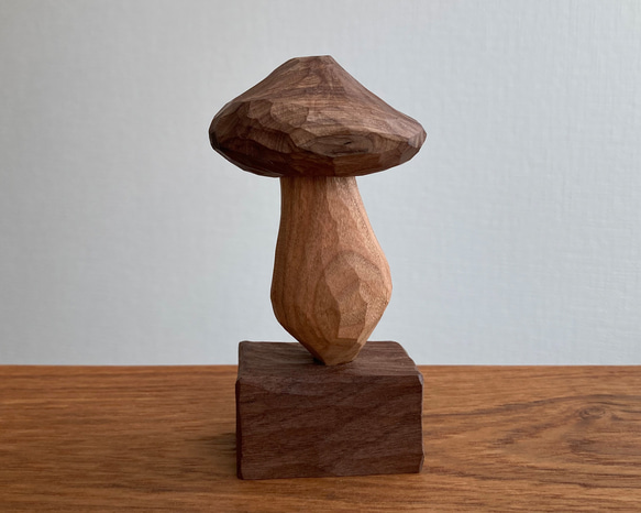 木彫り きのこ 置物 オブジェ（木材：ウォルナット/チェリー）（No.T1028） 4枚目の画像